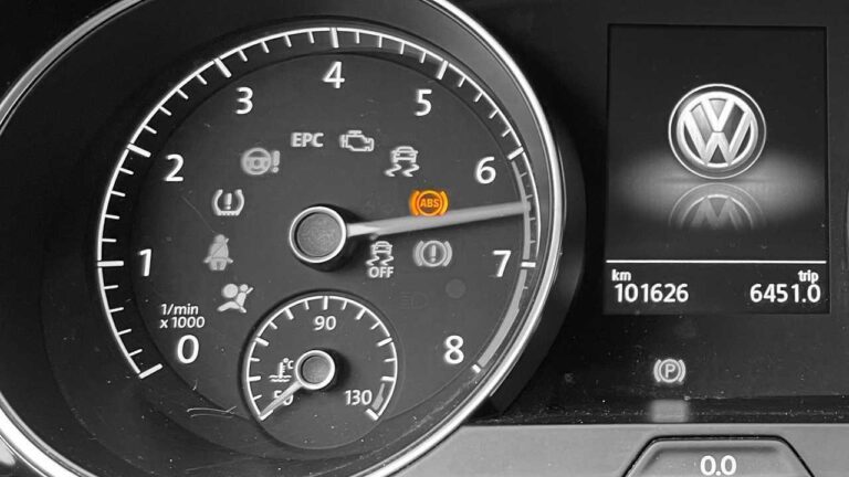 Comment réagir lorsque le voyant ABS s’allume