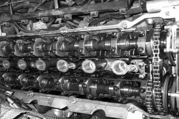 Moteur ouvert, culasse sans couvercle, avec arbres à cames, culbuteurs et chaîne de distribution visibles